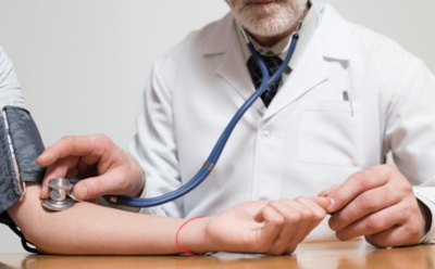 Точность измерения артериального давления: только верное положение руки гарантирует правильные результаты — вывод ученых