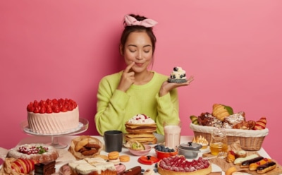 Почему тянет на сладкое: специалист называет основные причины — стресс, усталость и нехватка нейротрансмиттеров