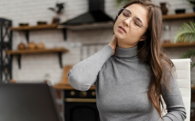 Если шеей хрустеть, можно сильно погрустнеть: привычка оказалась не столь безобидной — опасные последствия для здоровья