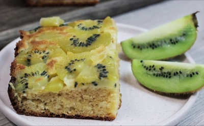 Пирог с киви и сметанной заливкой: освежающий десерт с песочной основой — идеален для любого случая