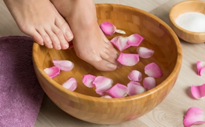 Простые ванночки для ног: 6 способов снять усталость и расслабиться после трудового дня — просто и эффективно