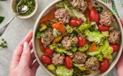 Необычно, непривычно, но очень вкусно: салат с фрикадельками и овощами — свежий взгляд на традиционные блюда