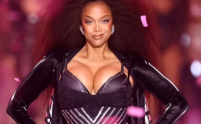 Тайра Бэнкс вернулась на подиум после 19-летнего перерыва: триумфальный выход супермодели на шоу Victoria's Secret