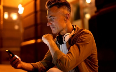 Кризис 25-летних: почему молодежь медленно взрослеет — трудности социализации и зависимость от соцсетей