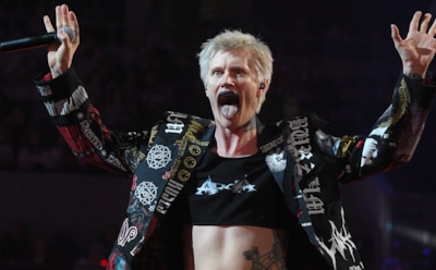 «Уколот и пристально осмотрен»: 45-летний вокалист Little Big Антон Лиссов прояснил ситуацию с инфарктом