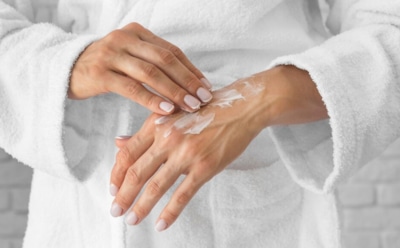 Осветляющая маска для рук: помогает избавиться от пигментных пятен — рецепт с рисом и кунжутом