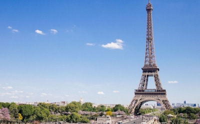 «Пролететь как фанера над Парижем»: значение фразы и мифы о ее происхождении — от авиации до фольклора