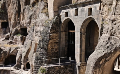 Загадочные врата древности: археологи раскрыли тайну святилища на Крите — наследие минойцев