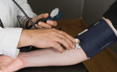 Инсульт в России каждые 90 секунд: скачки давления как скрытая угроза — советы кардиолога для защиты здоровья