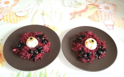 Закуска для Хэллоуина: свекольный салат с «глазами» и «пауками» — эффектный и простой рецепт