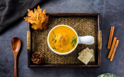 Пряный тыквенный крем-суп с медом и карри: согревающее блюдо с индийским колоритом — идеальный рецепт для осени