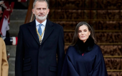 «Убийца!»: короля Испании забросали грязью во время визита в Валенсию