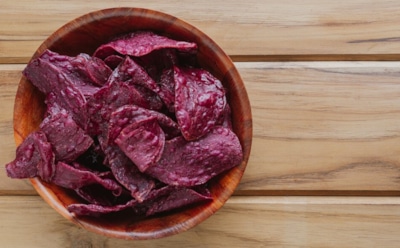 Овощные чипсы оказались не полезнее картофельных: мнение диетолога — в чем главная ошибка