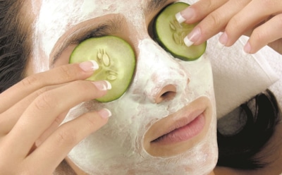 Как выровнять тон лица без макияжа: эффективные маски с лимоном, сметаной и петрушкой — рецепты для сияющей кожи