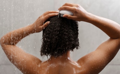 Правильный уход в душе: советы для кожи и волос — как избежать ошибок и сохранить здоровье