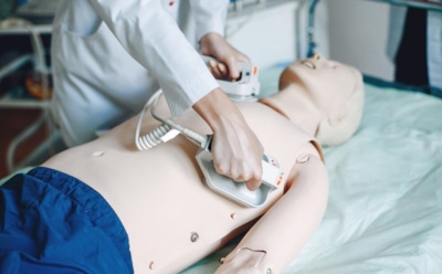 Новый метод дефибрилляции снижает энергопотребление: прорыв в кардиологии — меньше повреждений и боли