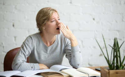 Вялость и сонливость днем: ученые назвали ранний признак деменции — предупреждение для здоровья