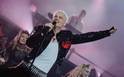 Мать высказалась о новом романе SHAMAN: едва разведенный певец уже вовсю бегает за букетами