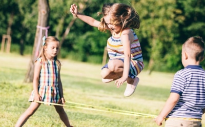 Игры советского детства: уличные развлечения и квесты без гаджетов — казаки, вышибалы и резиночки