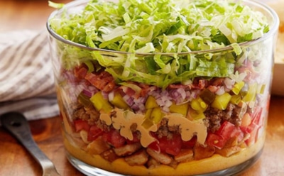 Семислойный праздничный салат: яркий и хрустящий акцент на новогоднем столе — рецепт с говядиной и гранатом