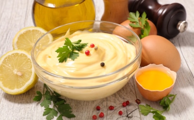 Готовим домашний майонез в преддверии праздников: без консервантов и загустителей — вкусный и простой рецепт