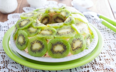 «Малахитовый браслет» — запоминающийся салат к Новому году: рецепт с курицей и киви — яркое украшение праздничного стола