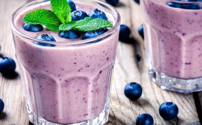 Смузи на завтрак: овсянка, черника и йогурт — простой рецепт для здоровья и энергии
