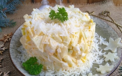 Зимняя сказка на тарелке: салат «Снежный» с яблоками, ананасом и моцареллой — рецепт для праздника