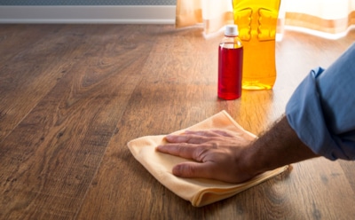 Уход за ламинатом: как сохранить покрытие красивым — советы по чистке и выбору средств