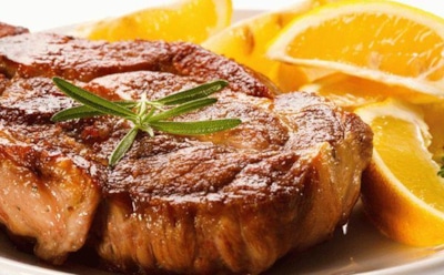 Сочный свиной стейк для Нового года: лимонный маринад и простота приготовления — готово за 30 минут