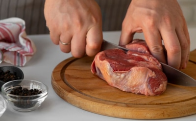 Свиные косички — порадуйте гостей и близких: оригинальная подача и брусничный соус — праздничный рецепт для вашего стола