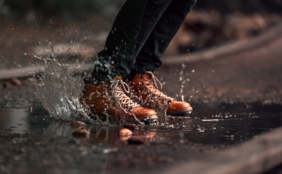 Промокшие ноги и здоровье сердца: скрытые угрозы осени — советы кардиолога для защиты организма