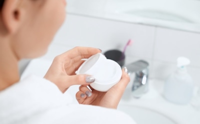 Зимний уход за кожей: увлажнение, правильная одежда и питание — советы дерматолога