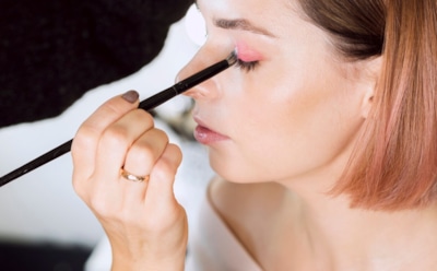 Секреты идеального макияжа глаз: подготовка, техника нанесения и советы для теней — яркий взгляд на каждый день