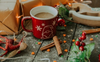 Рождественский кофе с пряностями: мед, шоколад и нежная пенка — рецепт зимнего настроения
