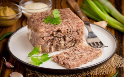 Говяжий холодец: классический рецепт для праздничного стола — нежное мясо и насыщенный вкус