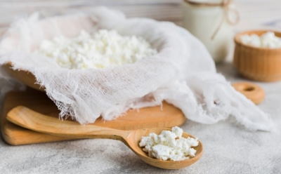 Творог и возможные риски для здоровья: когда полезный продукт может навредить — комментарии гастроэнтеролога