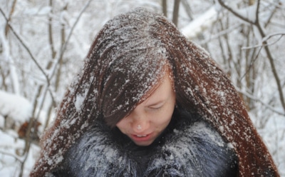Ходьба без шапки зимой: опасности для волос и здоровья — мнение трихолога