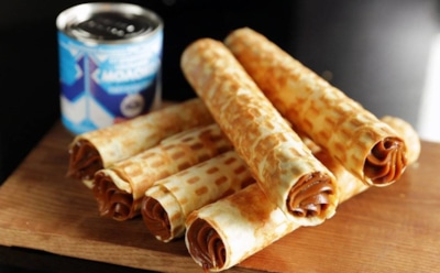 Сладкое угощение из детства: вафельные трубочки с вареной сгущенкой — просто и вкусно