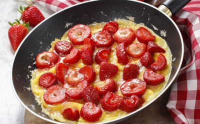 Очень странный омлет: нежность сыра и клубничная свежесть в одной тарелке — необычное сочетание вкусов