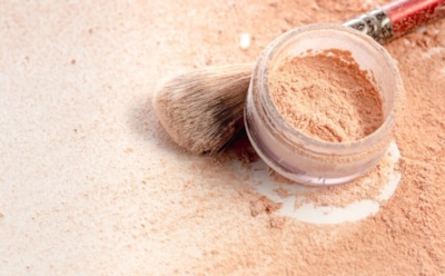 Минеральная пудра и ее особенности: гипоаллергенная защита и превосходная матовость — преимущества и секреты применения