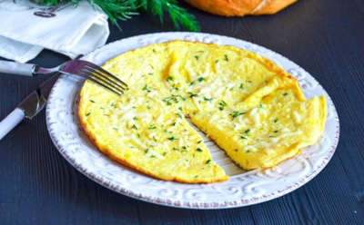 Сырный омлет на завтрак: воздушная текстура и насыщенный вкус — быстрый рецепт для бодрого утра