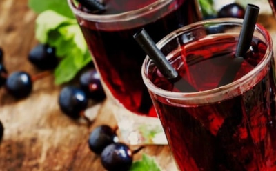 Уютный согревающий напиток: попробуйте черносмородиновый чай с мятой и розмарином — аромат и витамины