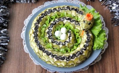 Пусть хозяйку Нового года встречает подруга: приготовьте «Салатную змею» — удивите гостей необычным угощением