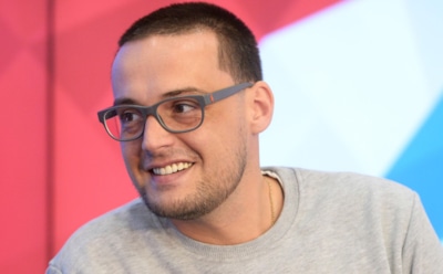 Браслет на ноге и кольцо в кармане: Гуф сделал предложение юной возлюбленной на концерте