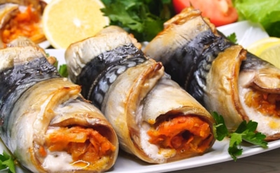 Новогодняя закуска с овощами и сыром: попробуйте рулетики из скумбрии — оригинальный рецепт