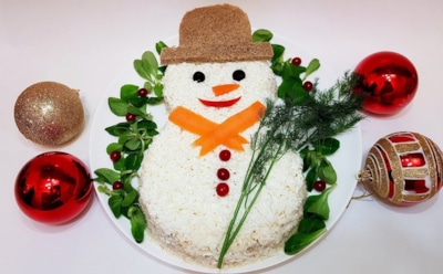 Новогодний салат «Снеговик»: белоснежное украшение стола — рецепт с декором и вариациями