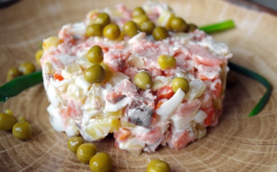 Приготовьте новогодний оливье с горбушей: свежий взгляд на праздничное блюдо — новый вкус привычного салата