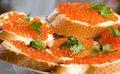 Бутерброды с красной икрой: сливочная намазка и креветки — аппетитное украшение праздника