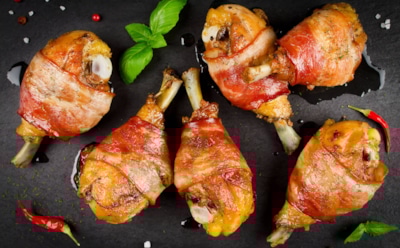 Когда одной птицы для счастья мало: куриные голени в беконе — хрустящая корочка для праздничного стола